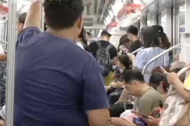 女子南京地铁遭猥亵衣服沾不明液体 狂追百米擒色狼