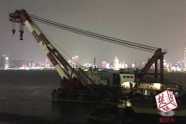 黑暗中江边传来女子呼救声 工程船内民警发现秘密