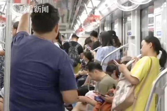 女子地铁上遭猥亵衣服沾不明液体 狂追百米擒色狼