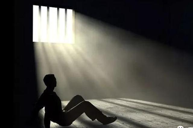 看守所所长导演囚徒自杀救人戏 狱警医生都获刑