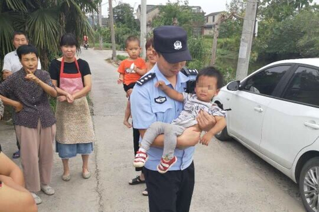 刚会走路的2岁女童走丢了 独自轧马路徒步2公里