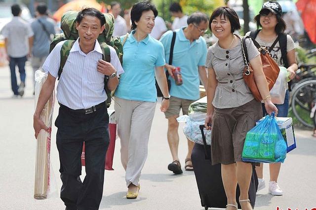 大一新生攀比开学装备：最爱比衣服鞋帽、电子设备等