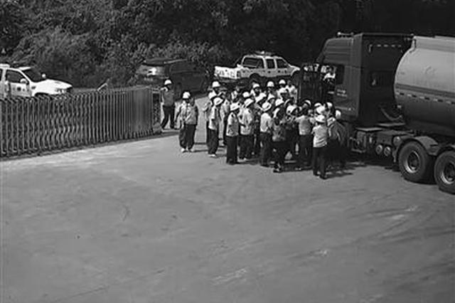 拆违现场油罐车突然驶出 司机被执法人员暴揍