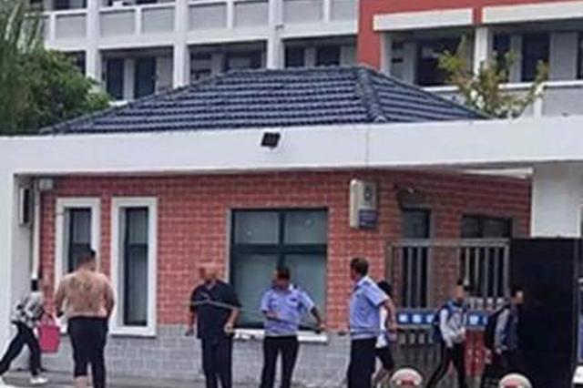 纹身男子大清早就喝醉了 大闹小学门口被控制