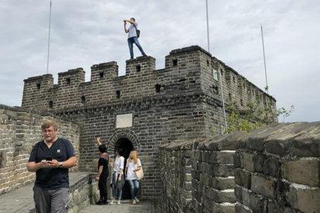 男子攀爬长城"飞檐走壁" 旁人苦劝:下来吧谢谢您了