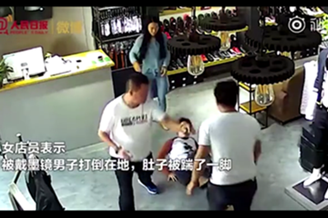 为收卫生费城管暴打女店员 已道歉涉事城管队员被开除