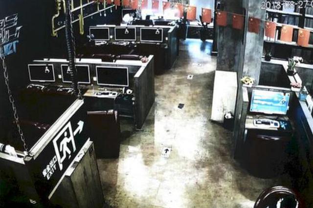 网吧内丢手机 被盗者请君入瓮巧捉窃贼