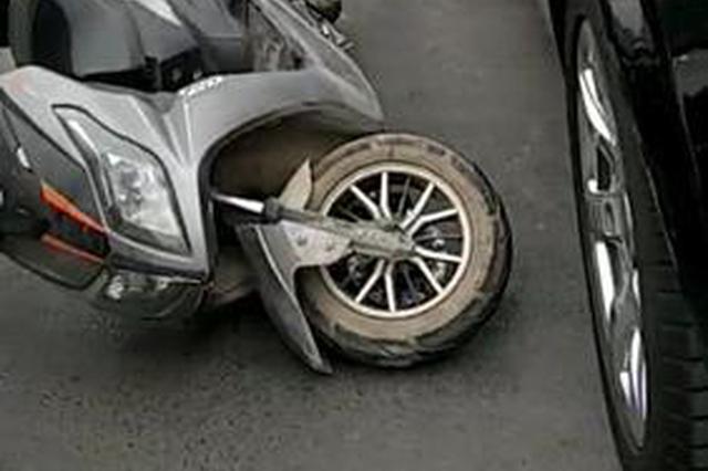 男子凌晨骑电瓶车逆行玩手机 将环卫工撞成重伤