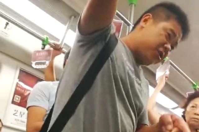 男子地铁上脚踹未让座年轻小伙 被乘客劝说后道歉