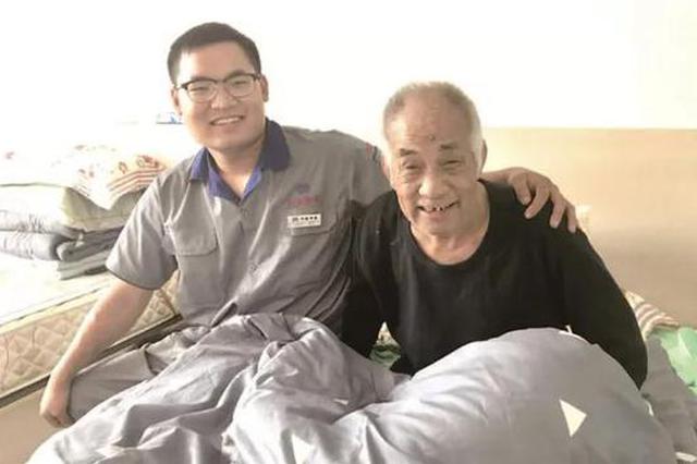 昔日带父上学的孝心男孩 如今又带着老爸上班了
