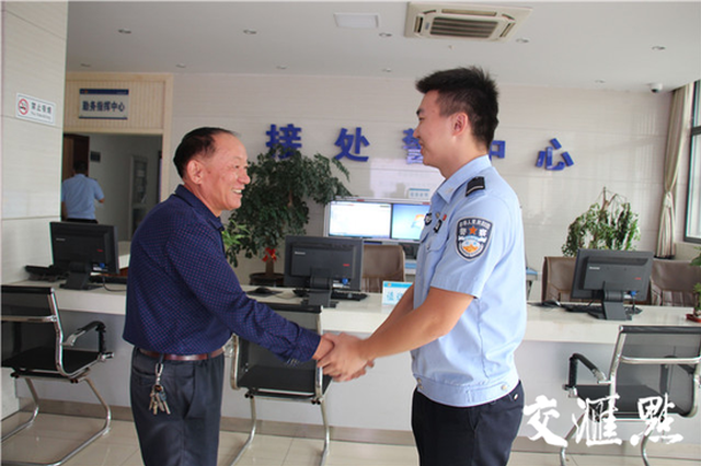 散步闻听粗重喘气声 老汉飞身水中救出残疾老人