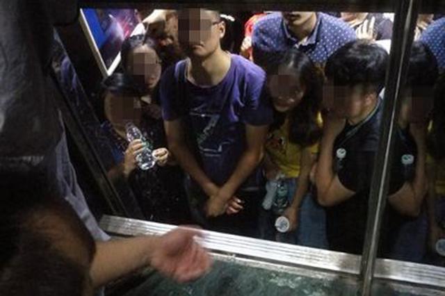 早高峰限载18人电梯挤进20多人 升到一半停了