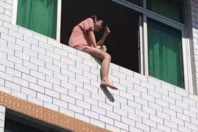 姑娘跳楼轻生消防员用水枪喷回屋里 网友：干得漂亮