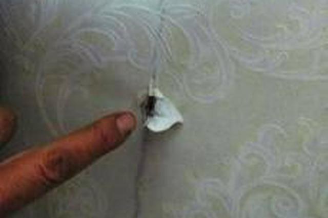 小区40多户墙面半夜开裂 开发商称系广告灯管掉落