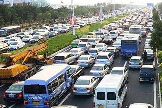 国庆出城最高峰为1日上午 交警：景区游玩注意管控