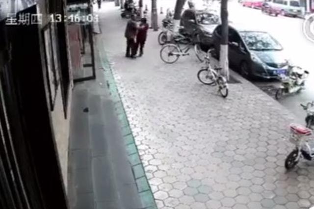 老太被男子推倒还被其同伴扔2元钱 警方：正协商赔偿