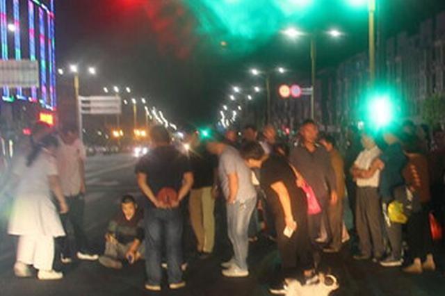 走路玩手机还闯红灯 江苏一男子被撞飞