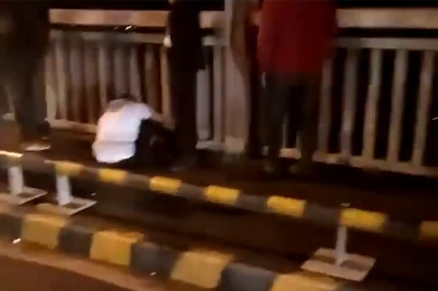 男子乘出租车执意在桥上下车 欲跳江轻生被的哥救回