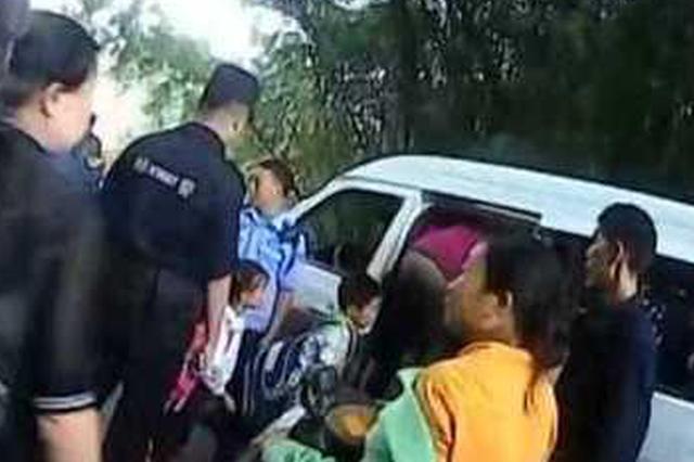 黑校车！7座小客车竟塞24人 其中21个是学生