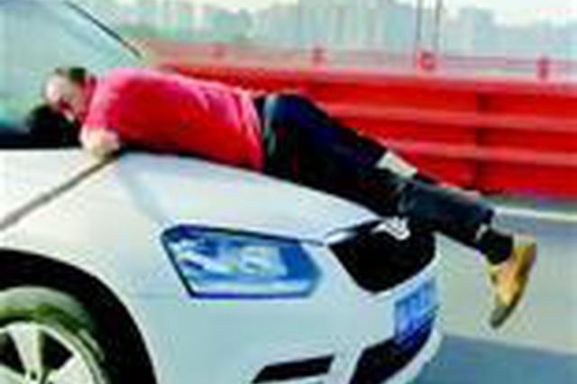 女司机驾车顶着保洁员跑13公里:轧到扫帚发生口角