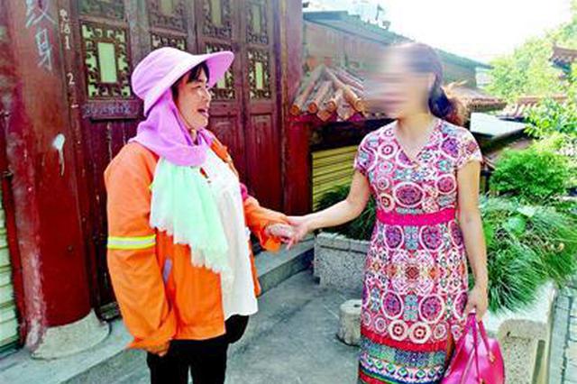 环卫工3天拽回两跳桥轻生者 被救者称再也不做傻事了