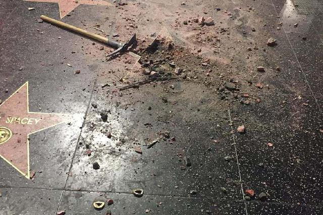 小学门口出现持斧男子 他们挺身而出化解险情