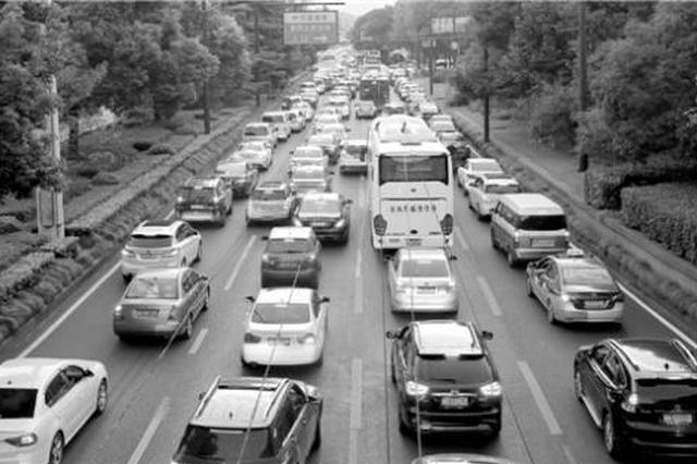 长假高速首日：有人踩离合器踩到袜子都磨破