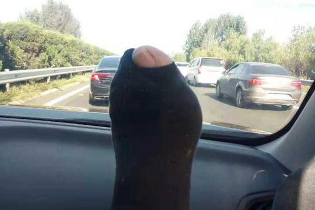 司机从杭州到江苏开了一夜 踩刹车把袜子都踩破