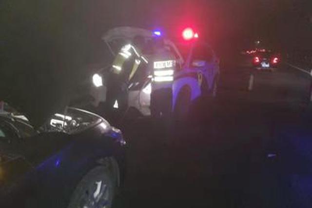 高速堵车司机停车睡觉 扬州交警下车徒步“叫早”