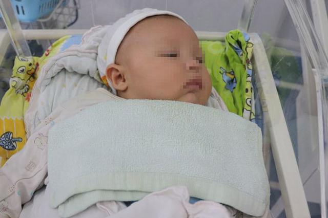 江苏涟水：两个月大女婴被弃残联门口 双腿有残疾