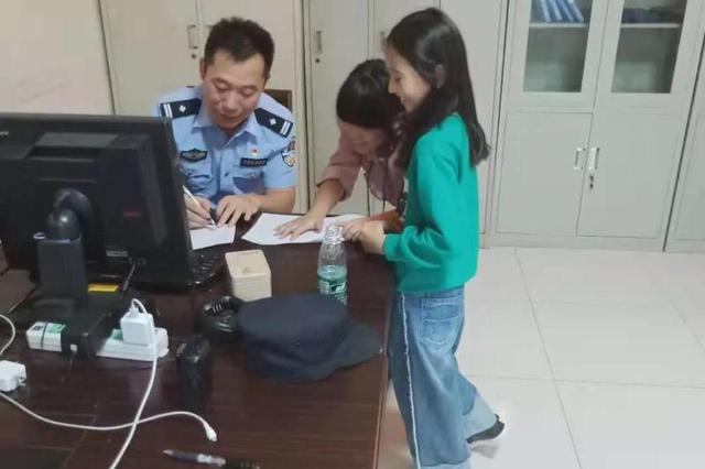 两女孩蹭高铁想“看世界” 结果被接到派出所写作业