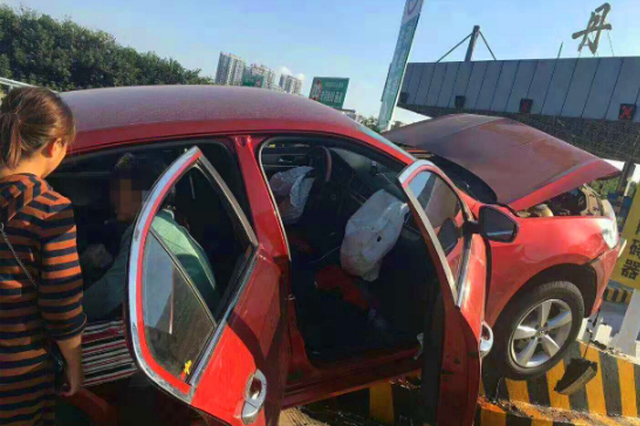 出游太疲劳家门口闯祸 男子打盹驾车冲向收费站