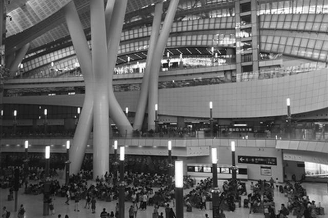 记者打卡“网红高铁” 从南京到香港全程约9小时