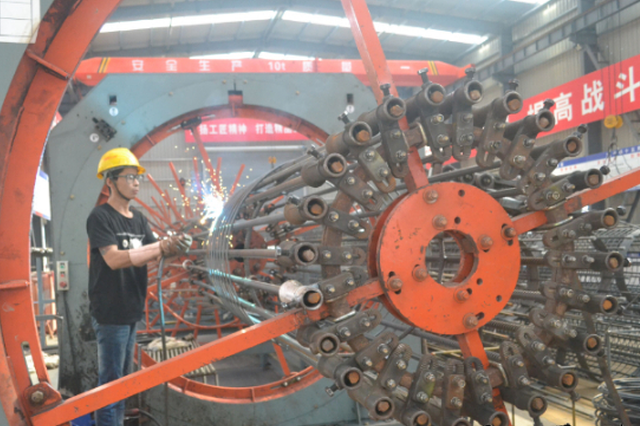 国庆“不打烊” 南京地铁7号线建设者坚守岗位