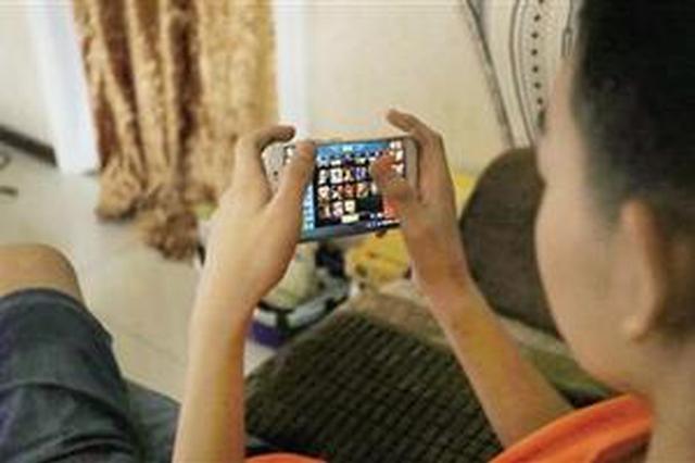 9岁男孩偷拿2千元玩手游 父母罚他捡废品“还债”