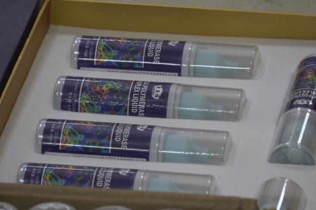 “专家”问诊免费体检有诈 口服液千元一瓶竟是果汁