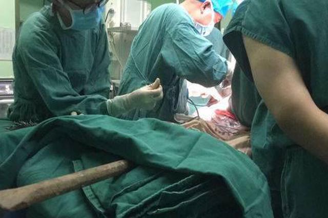 男子被钢筋穿进身体50cm 多学科联合手术取出