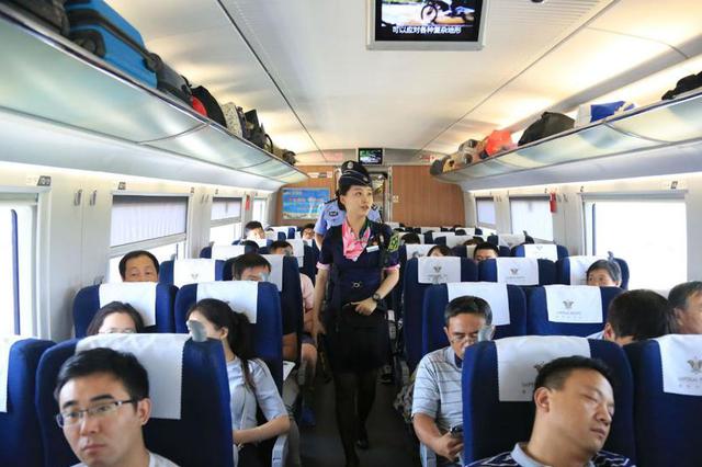 女子为逃避补票把8岁女儿扔在火车站 将被列入黑名单