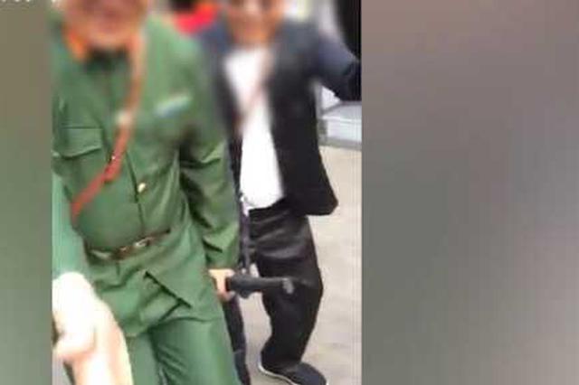 多名男子身穿日军制服闹市街头打广告 被警察带走