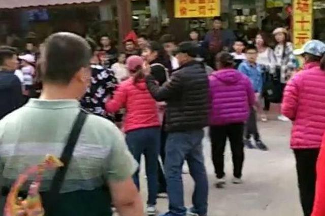 保洁员八达岭长城上劝阻游客乱丢垃圾反被打