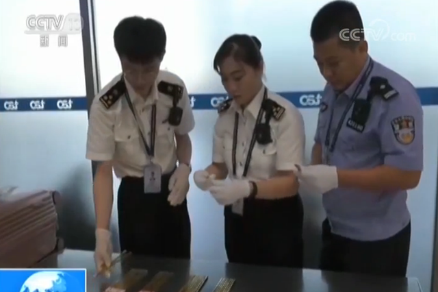 海关查获黄金走私案：7900余克黄金藏行李箱拉杆内