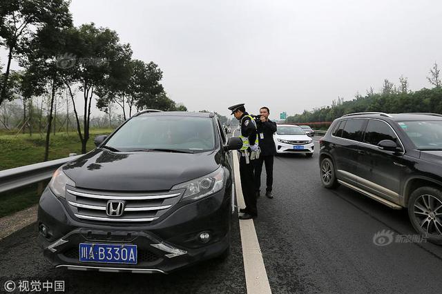 男子高速错过出口竟直接调头逆行 一次被记31分！