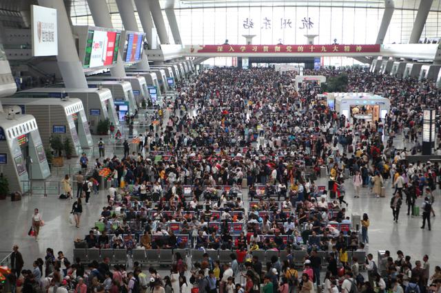 国庆期间多次列车不让有票乘客上车 专家：应赔偿