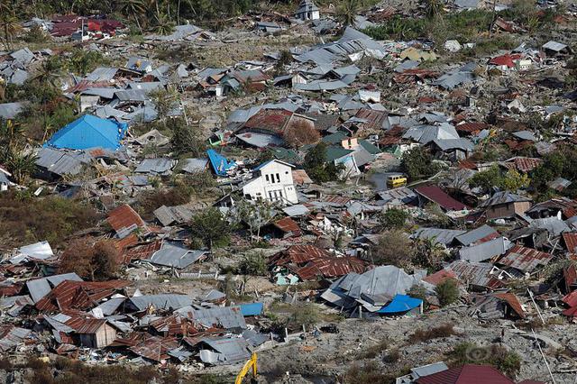 印尼强震与海啸致2010人死亡 中国救灾物资运抵灾区
