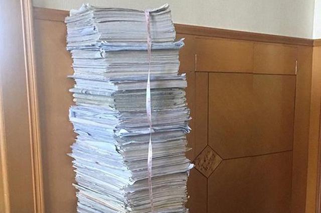 小学到高中要做多少卷子？杭州男生用尺一量：足足91厘米高