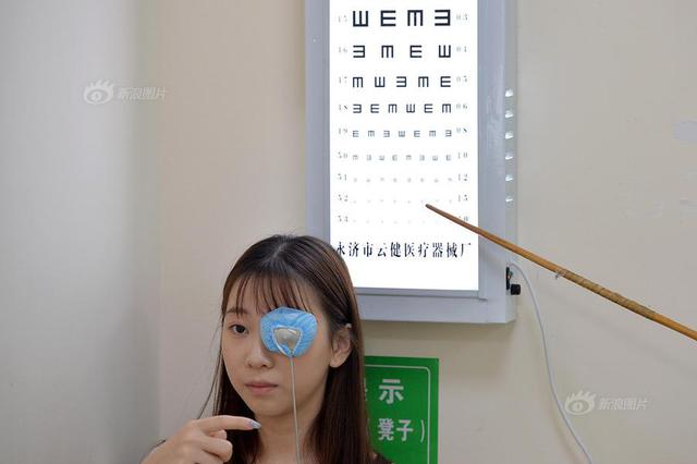 女子追剧7天“看瞎眼”：得了眼中风 1.2视力几乎失明