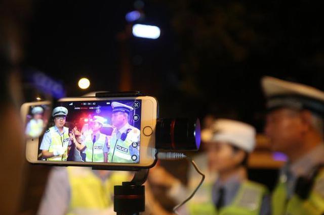 摩托男看见交警弃车逃跑 一查车无牌人无证还是“毒驾”