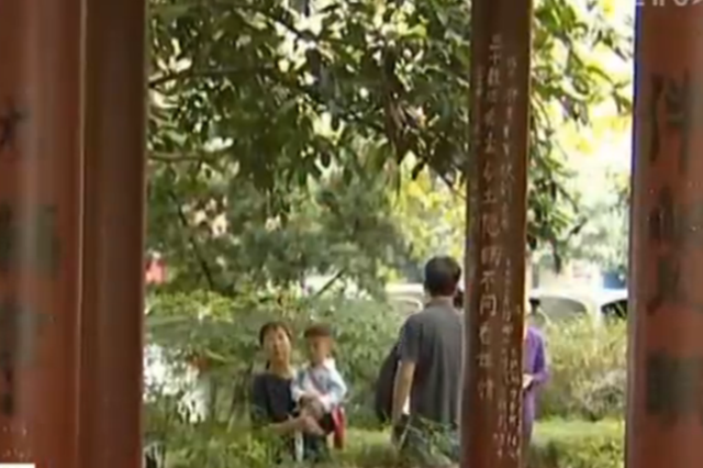 杭州西湖景区一凉亭又双叒遭刻字 嫌疑人已被控制