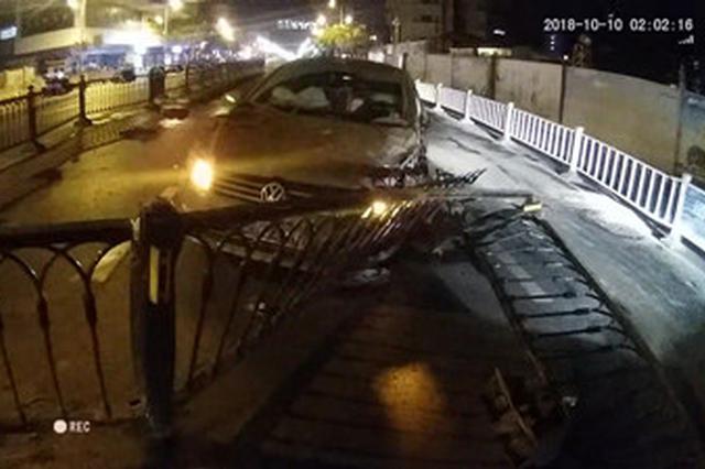 开车时正欲看手机打电话 车辆瞬间拱翻12节护栏