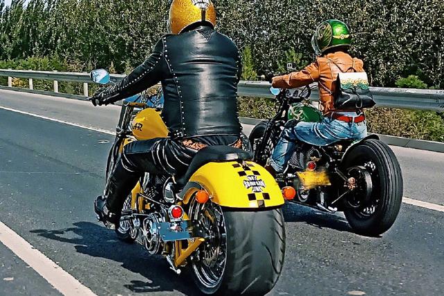 民警骑摩托被“摩托大盗”撞飞 爬起来继续追